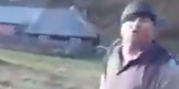 SCANDAL: Un bărbat a fost snopit în bătaie de către un cioban pentru că i-a cerut să iasă cu oile din curtea sa