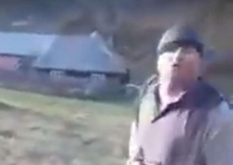 SCANDAL: Un bărbat a fost snopit în bătaie de către un cioban pentru că i-a cerut să iasă cu oile din curtea sa