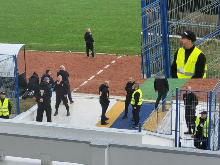 Manifest împotriva mafiei: Umbrela, bat-o vina!