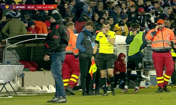 De-a râsul-plânsul: Un jandarm şi-a agățat spray-ul lacrimogen în gard. Noi ne plângem de ai noștri