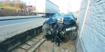 A scăpat ca prin minune după ce a lovit un stâlp, prăbușit ulterior peste mașină