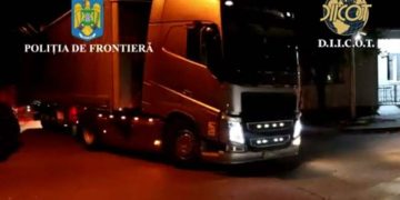 TIR încărcat cu 600.000 pachete de ţigări, interceptat de procurorii şi poliţiştii