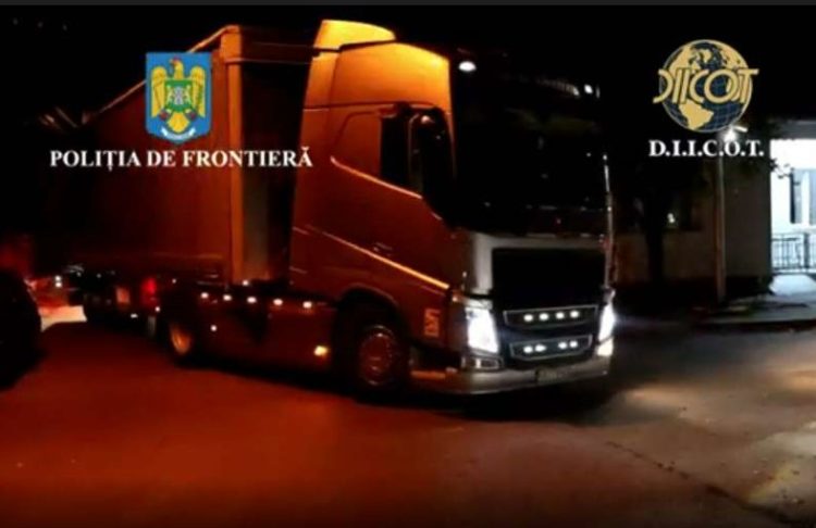 TIR încărcat cu 600.000 pachete de ţigări, interceptat de procurorii şi poliţiştii