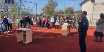 Polițiștii şi elevii de la Școala Gimnazială „Gheorghe Lupan” din Groși, dialog despre prevenirea violenței în şcoli