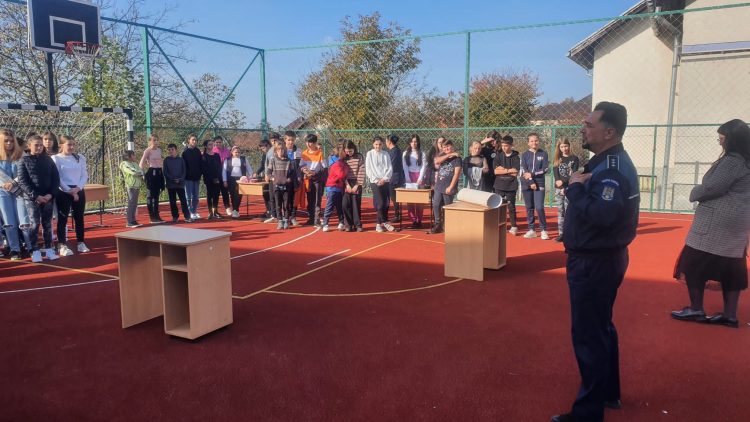 Polițiștii şi elevii de la Școala Gimnazială „Gheorghe Lupan” din Groși, dialog despre prevenirea violenței în şcoli