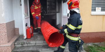 Panică într-un bloc din Baia Mare. Foc la un tablou electric, Doi locatari transportaţi la spital fiind uşor intoxicaţi cu fum – galerie foto