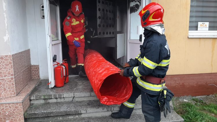 Panică într-un bloc din Baia Mare. Foc la un tablou electric, Doi locatari transportaţi la spital fiind uşor intoxicaţi cu fum – galerie foto