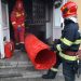 Panică într-un bloc din Baia Mare. Foc la un tablou electric, Doi locatari transportaţi la spital fiind uşor intoxicaţi cu fum – galerie foto