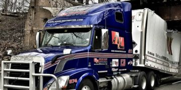 Un tânăr care dansa pe un TIR a murit după ce camionul a trecut pe sub un pod