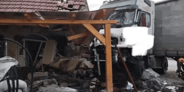 Un autotren condus de un bărbat din Aluniș a intrat într-o casă