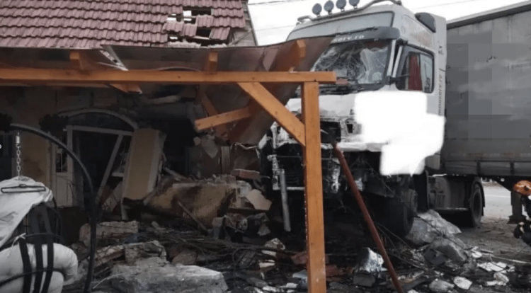 Un autotren condus de un bărbat din Aluniș a intrat într-o casă