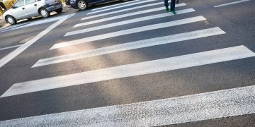 Un polițist a lovit o tânără de 21 de ani pe trecerea de pietoni