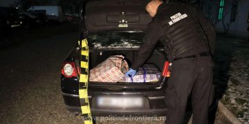Doi maramureșeni prinşi în Sighetu Marmaţiei cu ţigări de contrabandă în maşină. Aproximativ 9.000 de pachete țigări confiscate la graniță