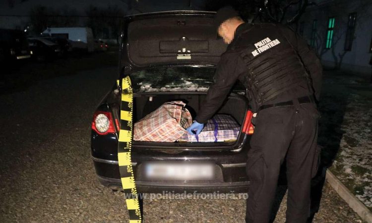 Doi maramureșeni prinşi în Sighetu Marmaţiei cu ţigări de contrabandă în maşină. Aproximativ 9.000 de pachete țigări confiscate la graniță
