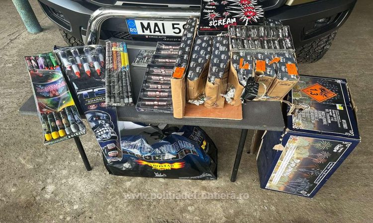 12 cutii cu materiale pirotehnice fără documente legale, descoperite la intrarea în ţară