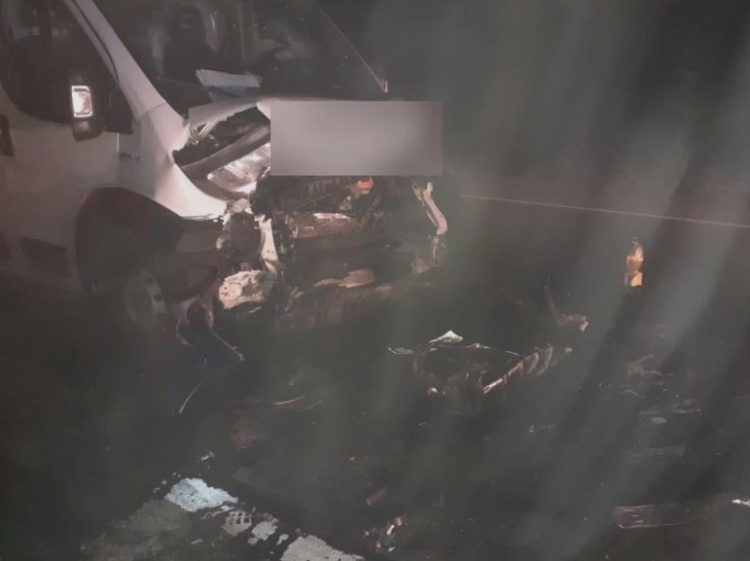 ACCIDENT în Livada. Impact între o autoutilitară și o mașină. Două victime