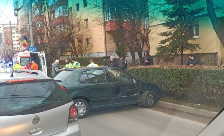 Impact între două autoturisme pe bd. Republicii – foto