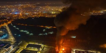 Incendiu puternic la o hală din parcul industrial Tetarom din Cluj-Napoca. Intervin peste 70 de pompieri. VIDEO