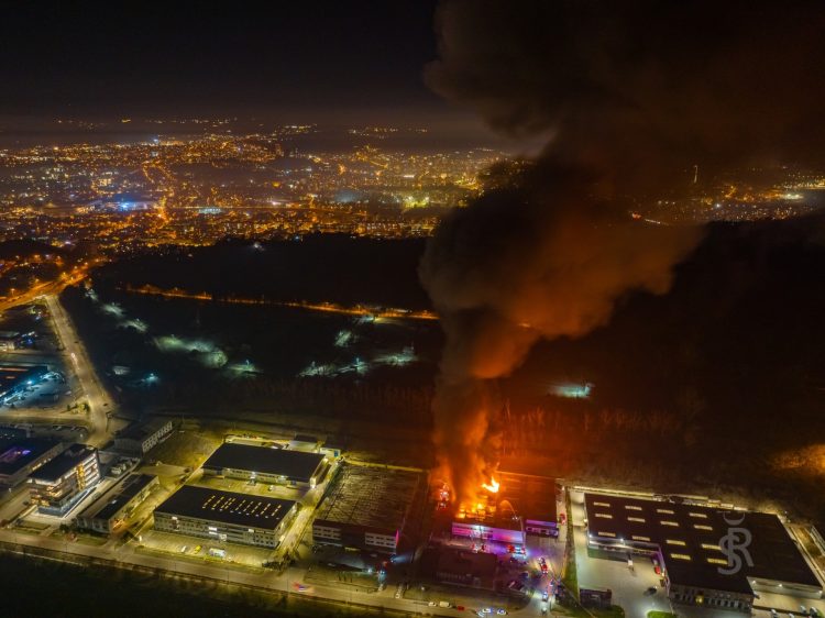 Incendiu puternic la o hală din parcul industrial Tetarom din Cluj-Napoca. Intervin peste 70 de pompieri. VIDEO