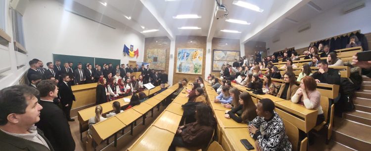 Corul teologilor și Ansamblul Folcloric Studențesc „NORD” al Facultății de Litere din Baia Mare, concert inedit. VIDEO