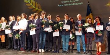 Lauri pentru lucacistul Dragoș Victor şi profesorul de matematică Andrei Bretan