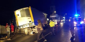 Grav accident la Şomcuta Mare. Un TIR s-a izbit de un stâlp – foto