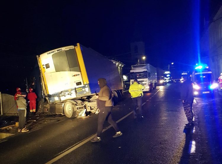 Grav accident la Şomcuta Mare. Un TIR s-a izbit de un stâlp – foto