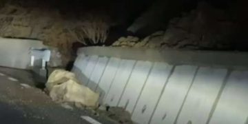 Problemele pe drumurile județene: Bolovani uriași, căzuți pe DJ 187, între Ruscova – Poienile de Sub Munte