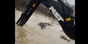 Intervenție în Ajunul de Crăciun. Râul Craica a ieșit din matcă. VIDEO