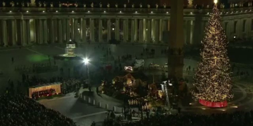Momente speciale la Vatican. Credincioșii au asistat la aprinderea luminițelor în bradul de Crăciun
