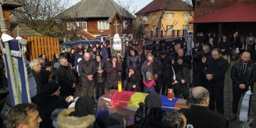 „Doară Pițiș n-o muritu’, numa’ un pic s-o hodinitu’!” VIDEO de la înmormântarea marelui rapsod Nicolae Pițiș