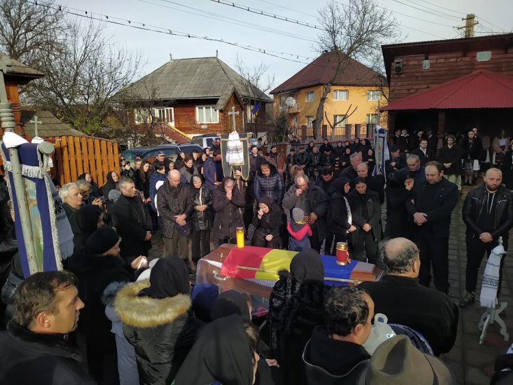 „Doară Pițiș n-o muritu’, numa’ un pic s-o hodinitu’!” VIDEO de la înmormântarea marelui rapsod Nicolae Pițiș