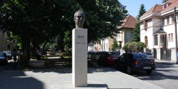 Academicienii Răzvan Teodorescu și Bogdan Simionescu protestează împotriva „iminentei demolări“ a bustului lui Mircea Vulcănescu