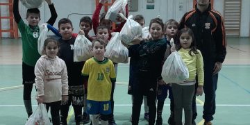 Micii fotbaliștii de la Salina Ocna Șugatag, vizitați de Moș Nicolae