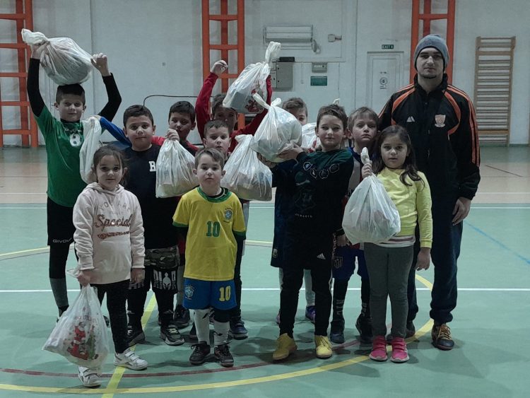 Micii fotbaliștii de la Salina Ocna Șugatag, vizitați de Moș Nicolae