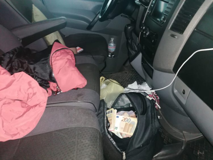 Un ucrainean a vrut să intre în ţară cu peste 300.000 euro ascunși în mașină