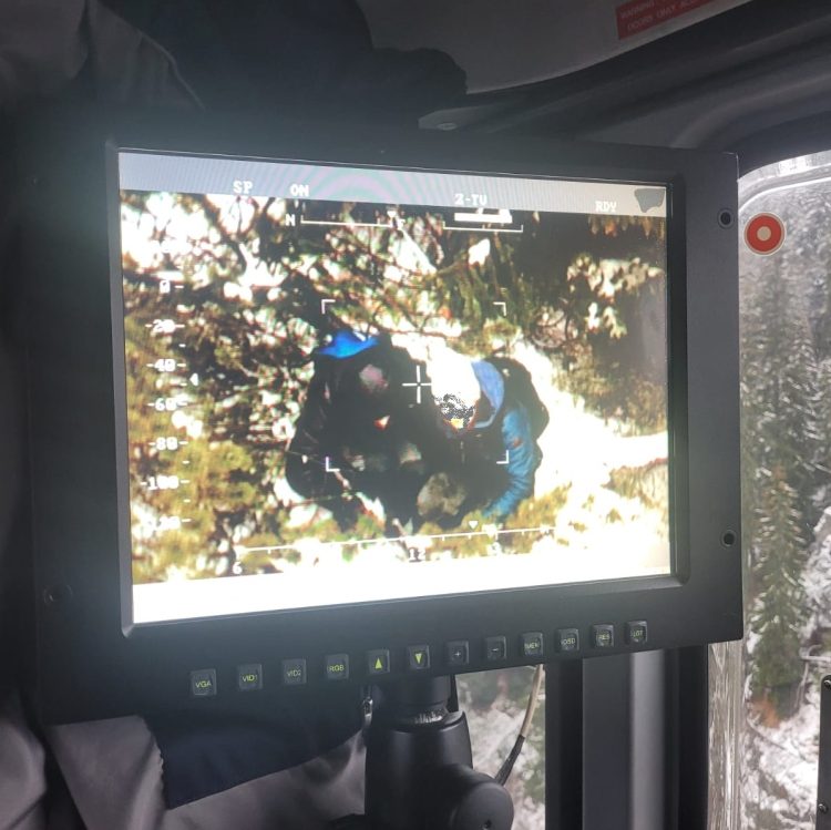 Doi ucraineni rătăciţi în zona Pop Ivan au fost observaţi cu ajutorul camerei cu termoviziune de pe elicopterul IGAv. Unul a fost extras cu elicopterul – foto