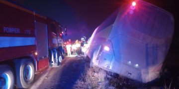 Un tânăr de 21 de ani a intrat pe contrasens și s-a izbit mortal de un autobuz