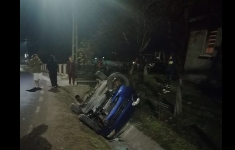 ACCIDENT GRAV ÎN ȘURDEȘTI. UN AUTOTURISM A AJUNS ÎN ȘANȚ