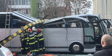 Pasagerii autocarului implicat în accidentul de la Pasajul Unirii dau în judecată autorităţile din Bucureşti şi agenţiile de turism