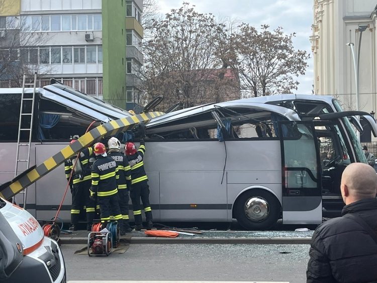 Pasagerii autocarului implicat în accidentul de la Pasajul Unirii dau în judecată autorităţile din Bucureşti şi agenţiile de turism