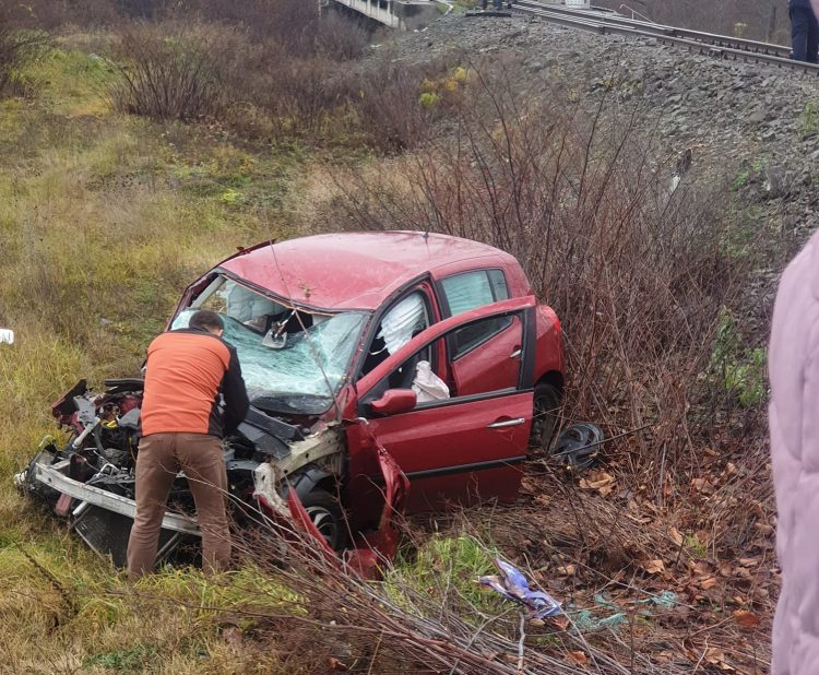 Accident feroviar în Maramureș. Un autoturism a fost izbit de tren