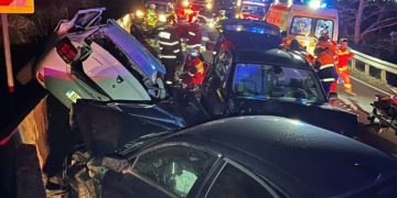 Accident teribil. Trei oameni au murit şi trei au fost grav răniţi în urma coliziunii dintre trei maşini