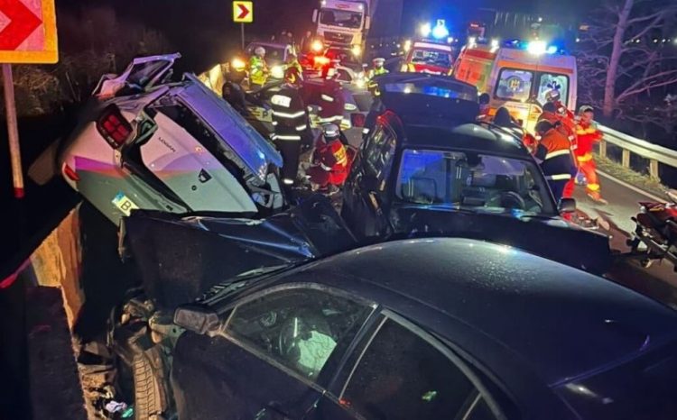 Accident teribil. Trei oameni au murit şi trei au fost grav răniţi în urma coliziunii dintre trei maşini