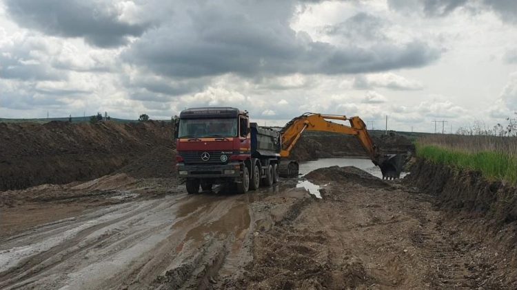 500.000 de lei amendă pentru opt firme care scot nisip și pietriș din albia Someșului Mare