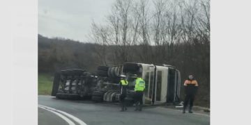 Accident deosebit de grav pe Mesteacăn. O cisternă s-a răsturnat. VIDEO
