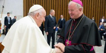 ÎPS Aurel Percă l-a întâlnit pe Papa Francisc: „L-am rugat să dea o binecuvântare specială pentru România”
