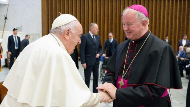 ÎPS Aurel Percă l-a întâlnit pe Papa Francisc: „L-am rugat să dea o binecuvântare specială pentru România”