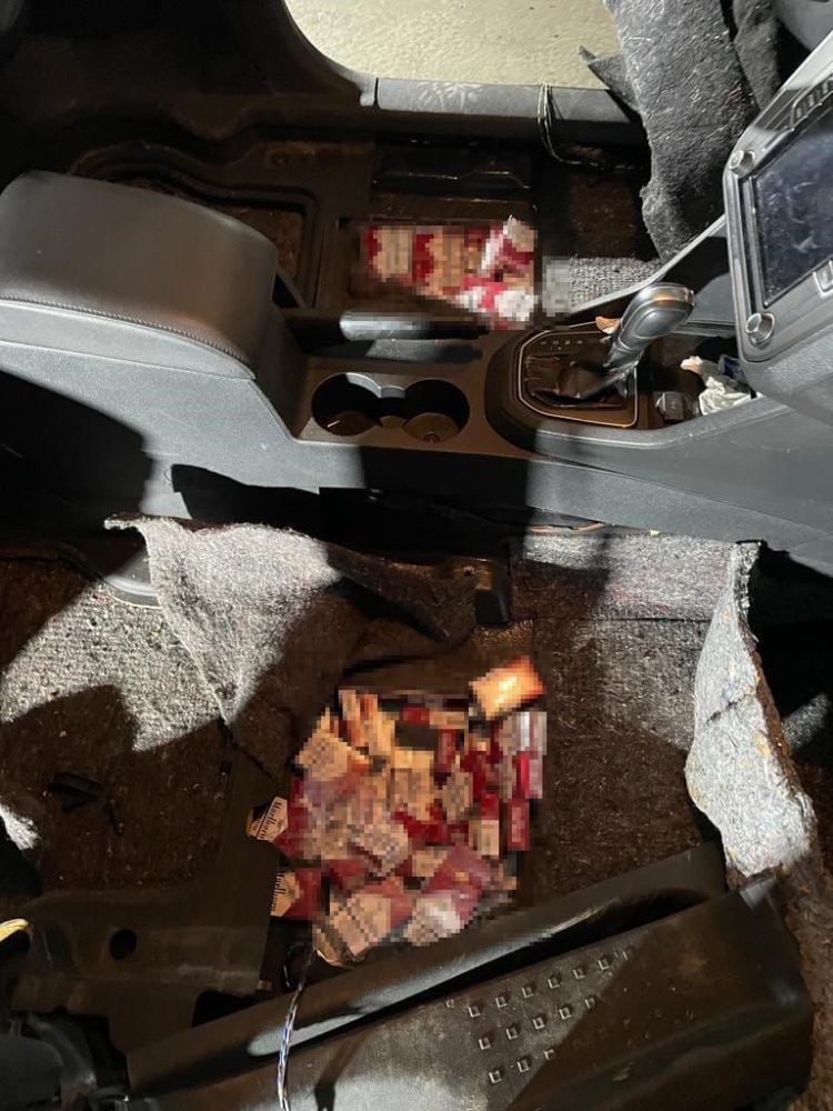 Câine poliţist în acţiune. Dima a găsit peste 2.500 pachete țigări în podeaua unui autoturism