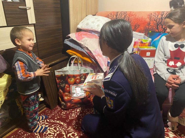 Polițiștii maramureșeni l-au ajutat pe Moș Crăciun şi au vizitat două familii din Cavnic